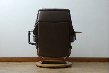 中古　美品　EKORNES(エコーネス)　本革(レザー)　オットマン付き　一番人気のロングセラー商品!!スイングテーブルとコンピューターテーブル付きストレスレス レノ クラシック(L)　定価約60万円　(R-081446)