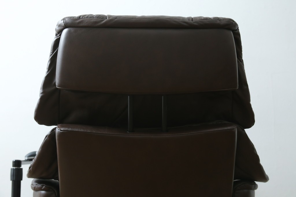 中古　美品　EKORNES(エコーネス)　本革(レザー)　オットマン付き　一番人気のロングセラー商品!!スイングテーブルとコンピューターテーブル付きストレスレス レノ クラシック(L)　定価約60万円　(R-081446)