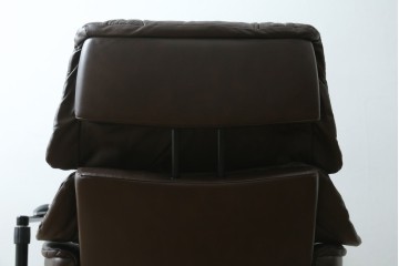 中古　美品　EKORNES(エコーネス)　本革(レザー)　オットマン付き　一番人気のロングセラー商品!!スイングテーブルとコンピューターテーブル付きストレスレス レノ クラシック(L)　定価約60万円　(R-081446)