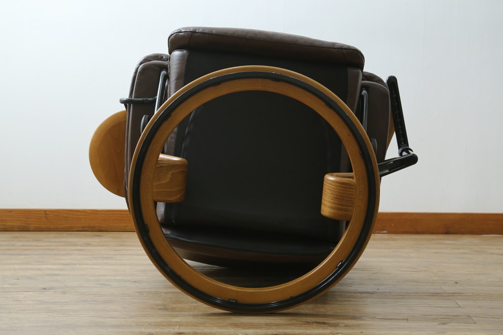 中古　美品　EKORNES(エコーネス)　本革(レザー)　オットマン付き　一番人気のロングセラー商品!!スイングテーブルとコンピューターテーブル付きストレスレス レノ クラシック(L)　定価約60万円　(R-081446)
