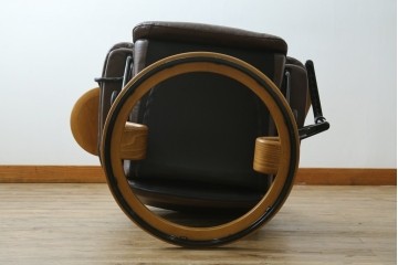 中古　美品　EKORNES(エコーネス)　本革(レザー)　オットマン付き　一番人気のロングセラー商品!!スイングテーブルとコンピューターテーブル付きストレスレス レノ クラシック(L)　定価約60万円　(R-081446)