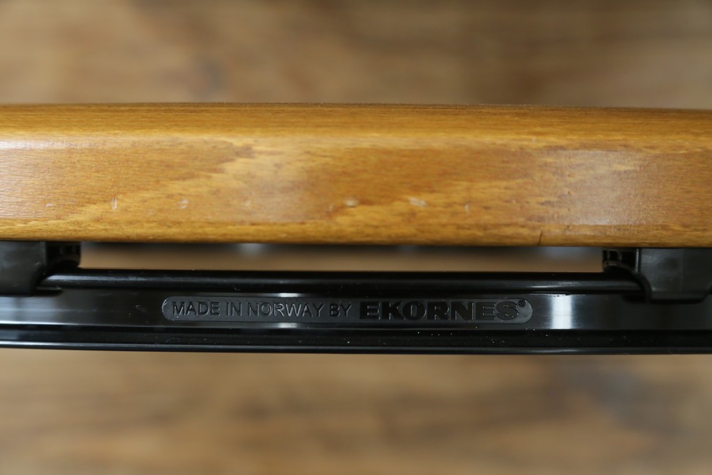 中古　美品　EKORNES(エコーネス)　本革(レザー)　オットマン付き　一番人気のロングセラー商品!!スイングテーブルとコンピューターテーブル付きストレスレス レノ クラシック(L)　定価約60万円　(R-081446)