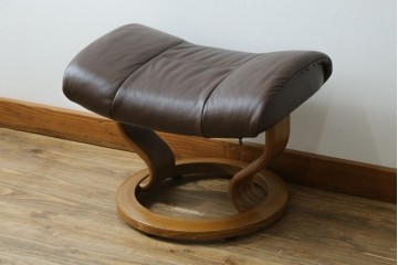 中古　美品　EKORNES(エコーネス)　本革(レザー)　オットマン付き　一番人気のロングセラー商品!!スイングテーブルとコンピューターテーブル付きストレスレス レノ クラシック(L)　定価約60万円　(R-081446)