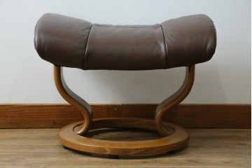 中古　美品　EKORNES(エコーネス)　本革(レザー)　オットマン付き　一番人気のロングセラー商品!!スイングテーブルとコンピューターテーブル付きストレスレス レノ クラシック(L)　定価約60万円　(R-081446)