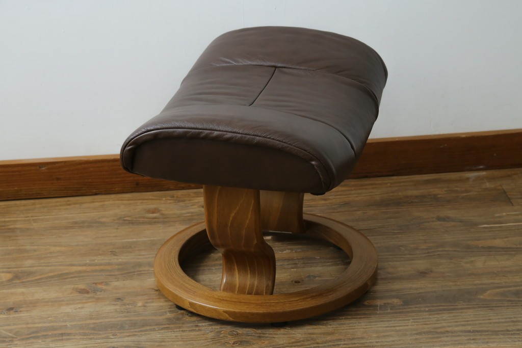 中古　美品　EKORNES(エコーネス)　本革(レザー)　オットマン付き　一番人気のロングセラー商品!!スイングテーブルとコンピューターテーブル付きストレスレス レノ クラシック(L)　定価約60万円　(R-081446)