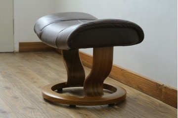 中古　美品　EKORNES(エコーネス)　本革(レザー)　オットマン付き　一番人気のロングセラー商品!!スイングテーブルとコンピューターテーブル付きストレスレス レノ クラシック(L)　定価約60万円　(R-081446)