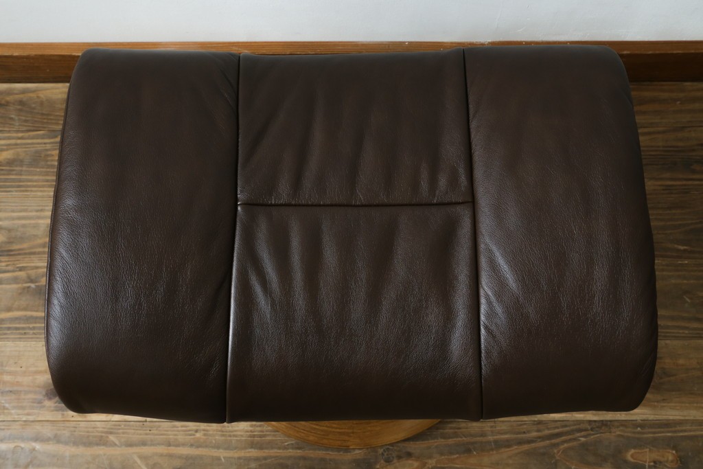 中古　美品　EKORNES(エコーネス)　本革(レザー)　オットマン付き　一番人気のロングセラー商品!!スイングテーブルとコンピューターテーブル付きストレスレス レノ クラシック(L)　定価約60万円　(R-081446)