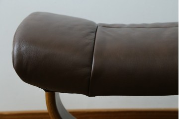 中古　美品　EKORNES(エコーネス)　本革(レザー)　オットマン付き　一番人気のロングセラー商品!!スイングテーブルとコンピューターテーブル付きストレスレス レノ クラシック(L)　定価約60万円　(R-081446)