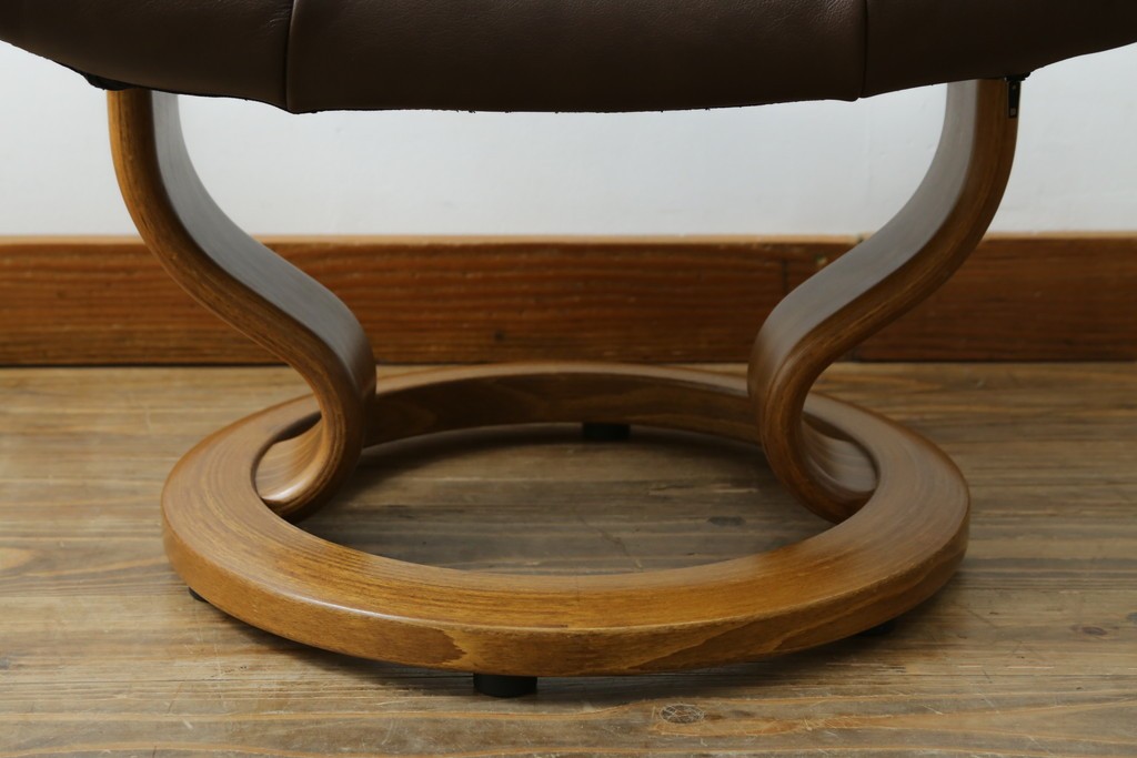 中古　美品　EKORNES(エコーネス)　本革(レザー)　オットマン付き　一番人気のロングセラー商品!!スイングテーブルとコンピューターテーブル付きストレスレス レノ クラシック(L)　定価約60万円　(R-081446)