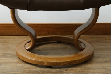 中古　美品　EKORNES(エコーネス)　本革(レザー)　オットマン付き　一番人気のロングセラー商品!!スイングテーブルとコンピューターテーブル付きストレスレス レノ クラシック(L)　定価約60万円　(R-081446)