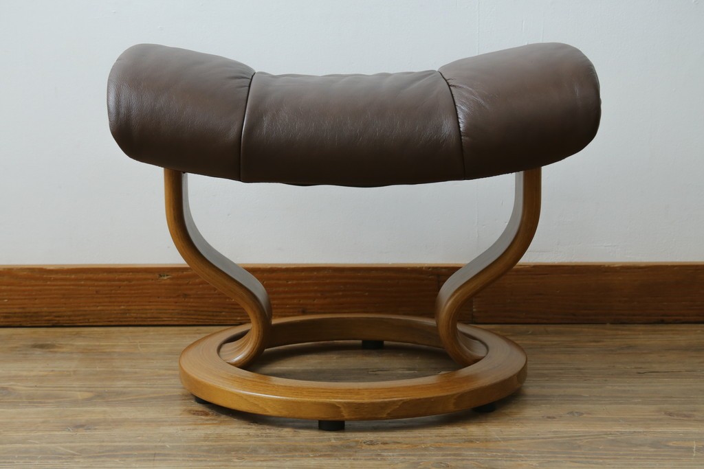 中古　美品　EKORNES(エコーネス)　本革(レザー)　オットマン付き　一番人気のロングセラー商品!!スイングテーブルとコンピューターテーブル付きストレスレス レノ クラシック(L)　定価約60万円　(R-081446)