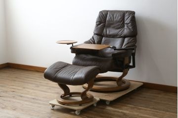 中古　美品　EKORNES(エコーネス)　本革(レザー)　オットマン付き　一番人気のロングセラー商品!!スイングテーブルとコンピューターテーブル付きストレスレス レノ クラシック(L)(レザー、アームチェア、リクライニングチェア、椅子、一人掛けソファ、1Pソファ)(定価約60万円)(R-081446)