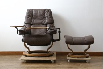 中古　美品　EKORNES(エコーネス)　本革(レザー)　オットマン付き　一番人気のロングセラー商品!!スイングテーブルとコンピューターテーブル付きストレスレス レノ クラシック(L)(レザー、アームチェア、リクライニングチェア、椅子、一人掛けソファ、1Pソファ)(定価約60万円)(R-081446)