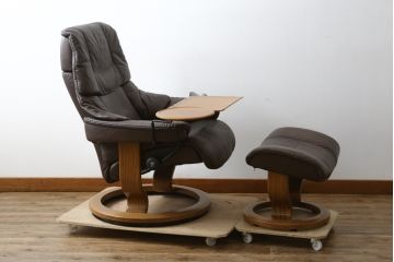 中古　美品　EKORNES(エコーネス)　本革(レザー)　オットマン付き　一番人気のロングセラー商品!!スイングテーブルとコンピューターテーブル付きストレスレス レノ クラシック(L)(レザー、アームチェア、リクライニングチェア、椅子、一人掛けソファ、1Pソファ)(定価約60万円)(R-081446)