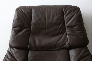 中古　美品　EKORNES(エコーネス)　本革(レザー)　オットマン付き　一番人気のロングセラー商品!!スイングテーブルとコンピューターテーブル付きストレスレス レノ クラシック(L)(レザー、アームチェア、リクライニングチェア、椅子、一人掛けソファ、1Pソファ)(定価約60万円)(R-081446)