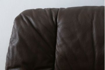 中古　美品　EKORNES(エコーネス)　本革(レザー)　オットマン付き　一番人気のロングセラー商品!!スイングテーブルとコンピューターテーブル付きストレスレス レノ クラシック(L)(レザー、アームチェア、リクライニングチェア、椅子、一人掛けソファ、1Pソファ)(定価約60万円)(R-081446)