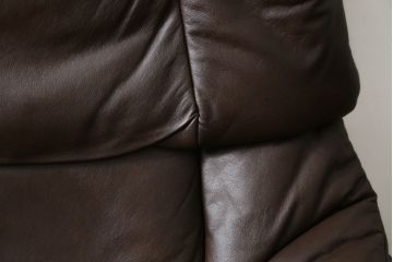 中古　美品　EKORNES(エコーネス)　本革(レザー)　オットマン付き　一番人気のロングセラー商品!!スイングテーブルとコンピューターテーブル付きストレスレス レノ クラシック(L)(レザー、アームチェア、リクライニングチェア、椅子、一人掛けソファ、1Pソファ)(定価約60万円)(R-081446)