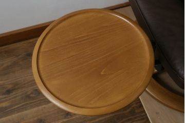 中古　美品　EKORNES(エコーネス)　本革(レザー)　オットマン付き　一番人気のロングセラー商品!!スイングテーブルとコンピューターテーブル付きストレスレス レノ クラシック(L)(レザー、アームチェア、リクライニングチェア、椅子、一人掛けソファ、1Pソファ)(定価約60万円)(R-081446)