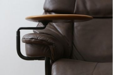 中古　美品　EKORNES(エコーネス)　本革(レザー)　オットマン付き　一番人気のロングセラー商品!!スイングテーブルとコンピューターテーブル付きストレスレス レノ クラシック(L)(レザー、アームチェア、リクライニングチェア、椅子、一人掛けソファ、1Pソファ)(定価約60万円)(R-081446)