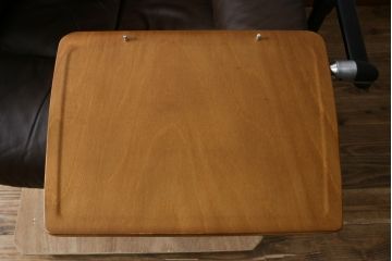 中古　美品　EKORNES(エコーネス)　本革(レザー)　オットマン付き　一番人気のロングセラー商品!!スイングテーブルとコンピューターテーブル付きストレスレス レノ クラシック(L)(レザー、アームチェア、リクライニングチェア、椅子、一人掛けソファ、1Pソファ)(定価約60万円)(R-081446)