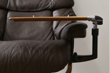 中古　美品　EKORNES(エコーネス)　本革(レザー)　オットマン付き　一番人気のロングセラー商品!!スイングテーブルとコンピューターテーブル付きストレスレス レノ クラシック(L)(レザー、アームチェア、リクライニングチェア、椅子、一人掛けソファ、1Pソファ)(定価約60万円)(R-081446)