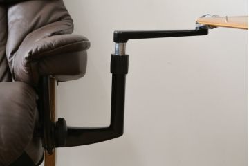 中古　美品　EKORNES(エコーネス)　本革(レザー)　オットマン付き　一番人気のロングセラー商品!!スイングテーブルとコンピューターテーブル付きストレスレス レノ クラシック(L)(レザー、アームチェア、リクライニングチェア、椅子、一人掛けソファ、1Pソファ)(定価約60万円)(R-081446)