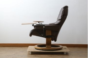 中古　美品　EKORNES(エコーネス)　本革(レザー)　オットマン付き　一番人気のロングセラー商品!!スイングテーブルとコンピューターテーブル付きストレスレス レノ クラシック(L)(レザー、アームチェア、リクライニングチェア、椅子、一人掛けソファ、1Pソファ)(定価約60万円)(R-081446)