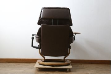 中古　美品　EKORNES(エコーネス)　本革(レザー)　オットマン付き　一番人気のロングセラー商品!!スイングテーブルとコンピューターテーブル付きストレスレス レノ クラシック(L)(レザー、アームチェア、リクライニングチェア、椅子、一人掛けソファ、1Pソファ)(定価約60万円)(R-081446)