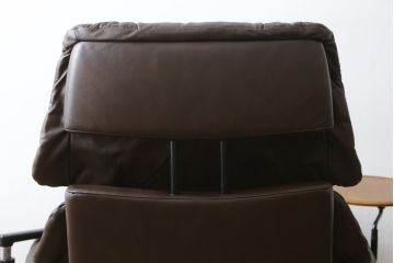 中古　美品　EKORNES(エコーネス)　本革(レザー)　オットマン付き　一番人気のロングセラー商品!!スイングテーブルとコンピューターテーブル付きストレスレス レノ クラシック(L)(レザー、アームチェア、リクライニングチェア、椅子、一人掛けソファ、1Pソファ)(定価約60万円)(R-081446)