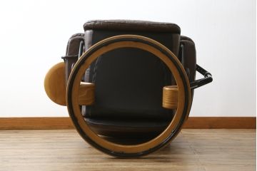 中古　美品　EKORNES(エコーネス)　本革(レザー)　オットマン付き　一番人気のロングセラー商品!!スイングテーブルとコンピューターテーブル付きストレスレス レノ クラシック(L)(レザー、アームチェア、リクライニングチェア、椅子、一人掛けソファ、1Pソファ)(定価約60万円)(R-081446)