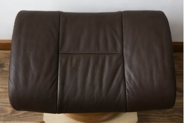 中古　美品　EKORNES(エコーネス)　本革(レザー)　オットマン付き　一番人気のロングセラー商品!!スイングテーブルとコンピューターテーブル付きストレスレス レノ クラシック(L)(レザー、アームチェア、リクライニングチェア、椅子、一人掛けソファ、1Pソファ)(定価約60万円)(R-081446)