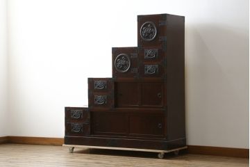 中古　民芸家具　存在感のある大ぶりな金具付きの階段箪笥(民芸箪笥、和箪笥、整理たんす、収納タンス、引き出し)(R-081447)