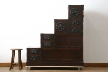 中古　民芸家具　存在感のある大ぶりな金具付きの階段箪笥(民芸箪笥、和箪笥、整理たんす、収納タンス、引き出し)(R-081447)