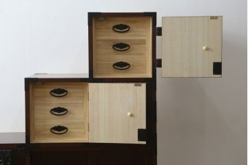 中古　民芸家具　存在感のある大ぶりな金具付きの階段箪笥(民芸箪笥、和箪笥、整理たんす、収納タンス、引き出し)(R-081447)