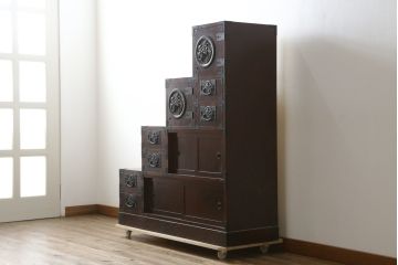 中古　民芸家具　存在感のある大ぶりな金具付きの階段箪笥(民芸箪笥、和箪笥、整理たんす、収納タンス、引き出し)(R-081447)