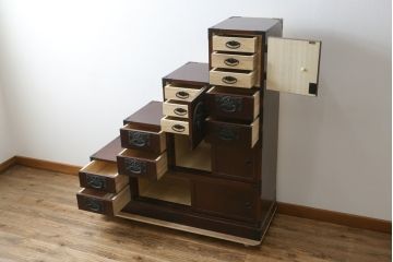 中古　民芸家具　存在感のある大ぶりな金具付きの階段箪笥(民芸箪笥、和箪笥、整理たんす、収納タンス、引き出し)(R-081447)