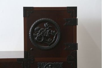 中古　民芸家具　存在感のある大ぶりな金具付きの階段箪笥(民芸箪笥、和箪笥、整理たんす、収納タンス、引き出し)(R-081447)
