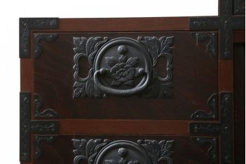 中古　民芸家具　存在感のある大ぶりな金具付きの階段箪笥(民芸箪笥、和箪笥、整理たんす、収納タンス、引き出し)(R-081447)