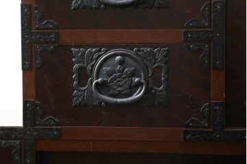 中古　民芸家具　存在感のある大ぶりな金具付きの階段箪笥(民芸箪笥、和箪笥、整理たんす、収納タンス、引き出し)(R-081447)