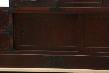 中古　民芸家具　存在感のある大ぶりな金具付きの階段箪笥(民芸箪笥、和箪笥、整理たんす、収納タンス、引き出し)(R-081447)