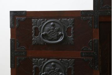 中古　民芸家具　存在感のある大ぶりな金具付きの階段箪笥(民芸箪笥、和箪笥、整理たんす、収納タンス、引き出し)(R-081447)