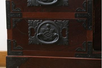 中古　民芸家具　存在感のある大ぶりな金具付きの階段箪笥(民芸箪笥、和箪笥、整理たんす、収納タンス、引き出し)(R-081447)