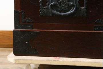 中古　民芸家具　存在感のある大ぶりな金具付きの階段箪笥(民芸箪笥、和箪笥、整理たんす、収納タンス、引き出し)(R-081447)