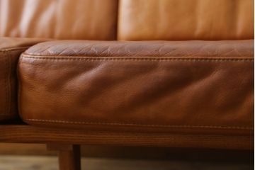 中古　美品　希少な廃番品　ACME Furniture(アクメファニチャー)　DELMAR(デルマー)　使い込まれた本革(レザー)がヴィンテージスタイルによく馴染む3人掛けソファ(三人掛けソファ、3P、トリプルソファ)(定価約30万円)(R-081448)