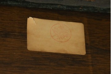 中古　美品　国産　職人手作り　カントリーハウス　Brugge(ブルージュ)　大正ロマンなお部屋にも馴染むクラシカルな挽き物脚デザインがお洒落な2Pソファ　定価約35万円　(R-081449)