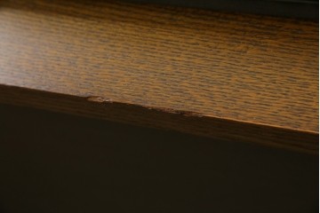 中古　美品　国産　職人手作り　カントリーハウス　Brugge(ブルージュ)　大正ロマンなお部屋にも馴染むクラシカルな挽き物脚デザインがお洒落な2Pソファ　定価約35万円　(R-081449)