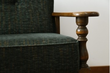 中古　美品　国産　職人手作り　カントリーハウス　Brugge(ブルージュ)　大正ロマンなお部屋にも馴染むクラシカルな挽き物脚デザインがお洒落な2Pソファ　定価約35万円　(R-081449)