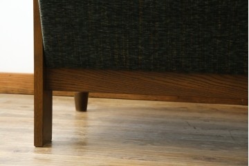 中古　美品　国産　職人手作り　カントリーハウス　Brugge(ブルージュ)　大正ロマンなお部屋にも馴染むクラシカルな挽き物脚デザインがお洒落な2Pソファ　定価約35万円　(R-081449)