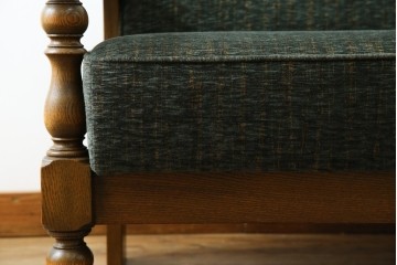 中古　美品　国産　職人手作り　カントリーハウス　Brugge(ブルージュ)　大正ロマンなお部屋にも馴染むクラシカルな挽き物脚デザインがお洒落な2Pソファ　定価約35万円　(R-081449)