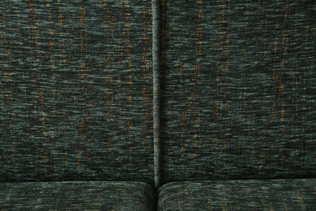 中古　美品　国産　職人手作り　カントリーハウス　Brugge(ブルージュ)　大正ロマンなお部屋にも馴染むクラシカルな挽き物脚デザインがお洒落な2Pソファ　定価約35万円　(R-081449)